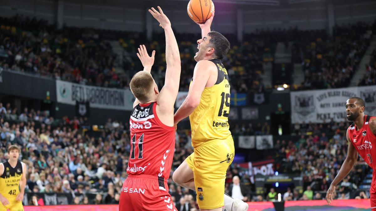 Shermadini lanza ante Hlinason en el Bilbao-Canarias.