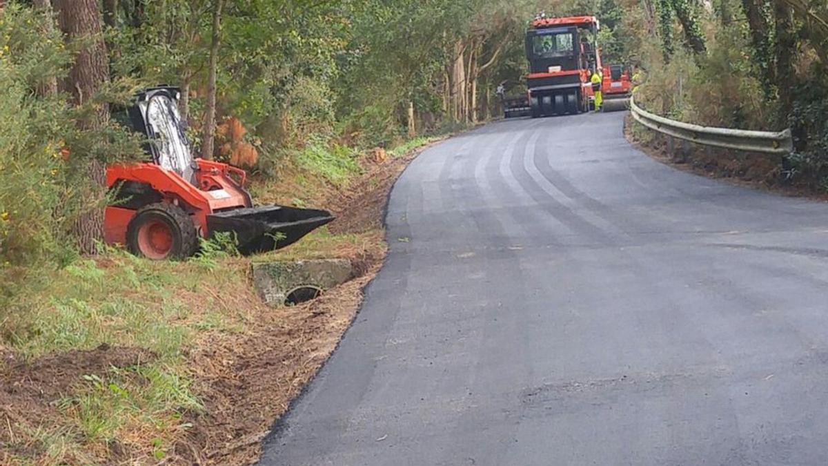 Trabajos de asfaltado en un camino en Cambre.  |   // LA OPINIÓN