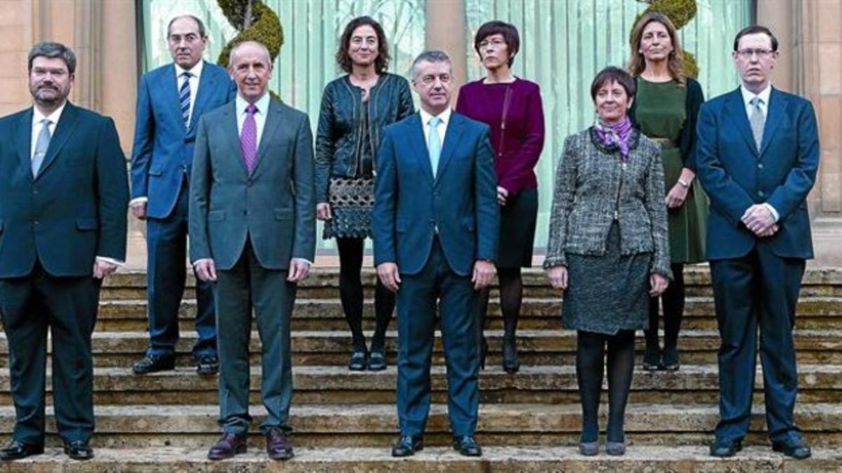 Imagen de familia del nuevo Ejecutivo vasco, con Urkullu en el centro, ayer, antes de iniciar su primera reunión en el palacio de Ajuria Enea.