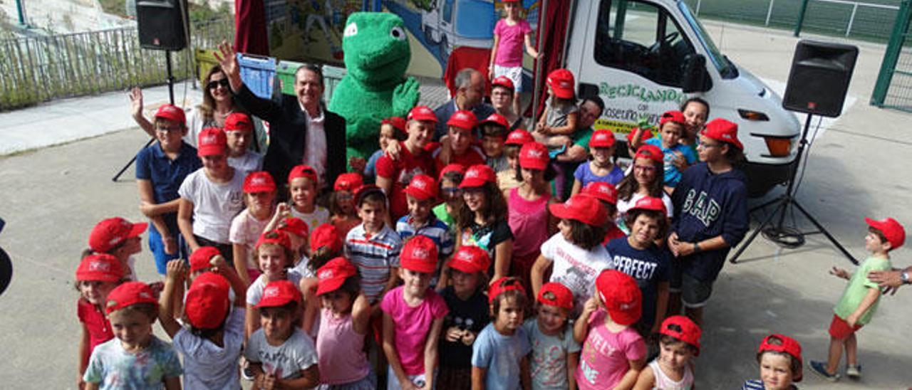 O dinoseto axudou aos participantes a reciclar mellor.