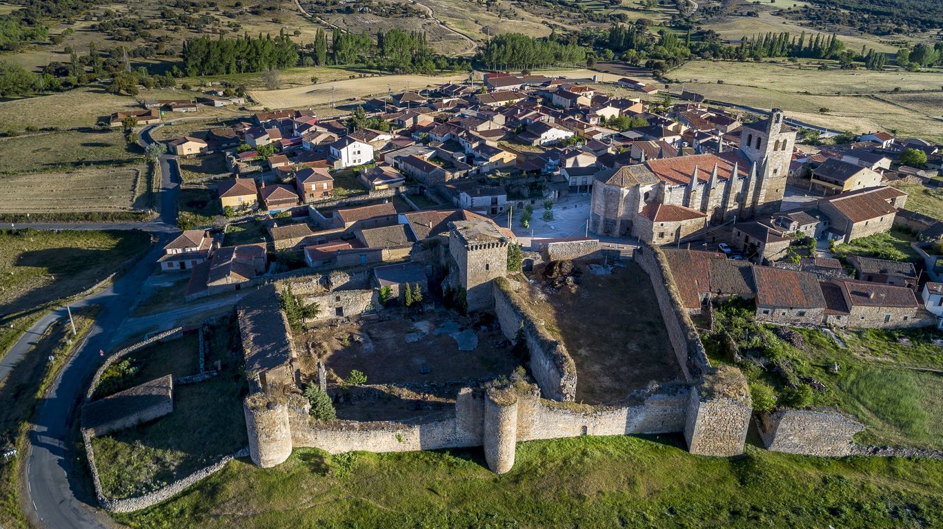 Las murallas hacen de este pueblo Disney una fortaleza.