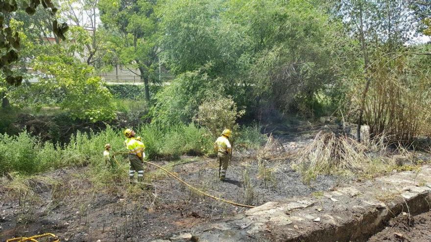 Los bomberos sofocan un incendio junto al paraje de los 50 caños de Segorbe