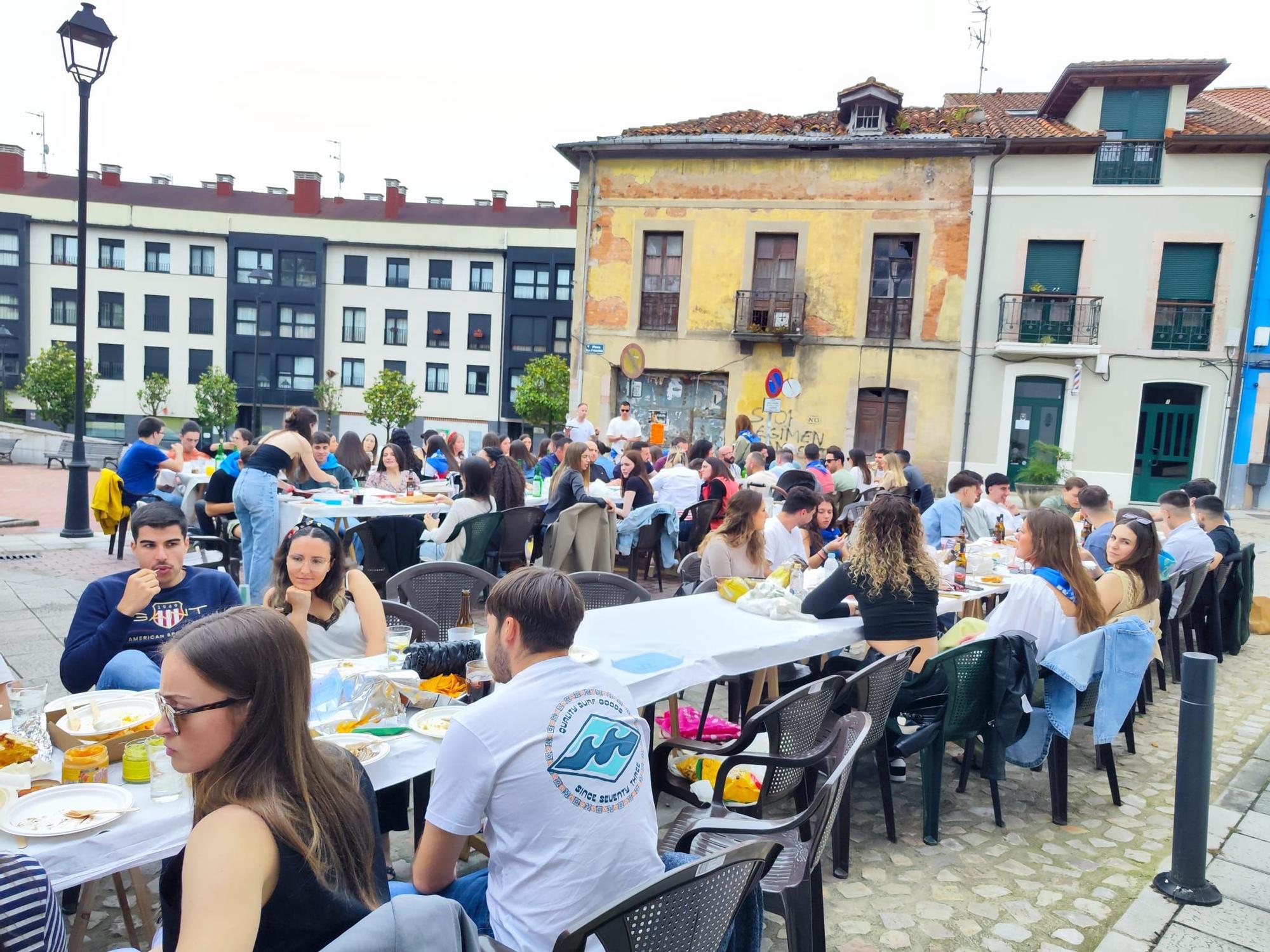 Grado abre boca para Santiago con la comida en la calle