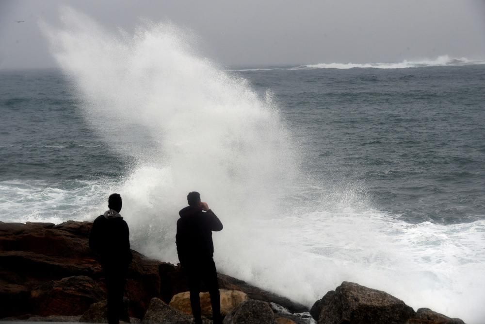 La costa de A Coruña, en alerta naranja por oleaje