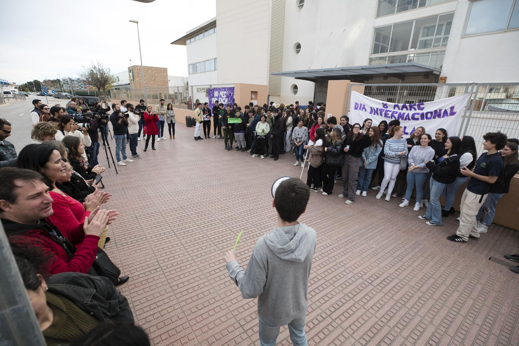 Alumnos y familias del instituto Xarc de Ibiza claman contra Educación por el mal estado del centro