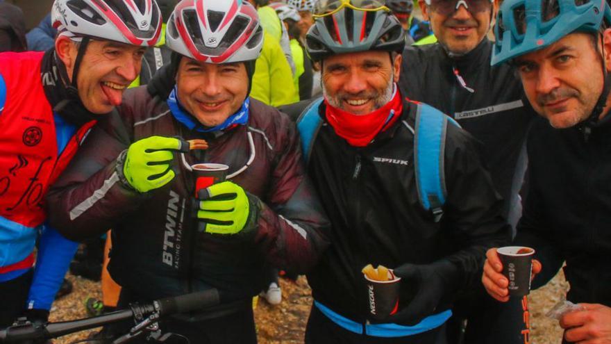 Chocolatada para celebrar el belén de los ciclistas en lo más alto de Xiabre