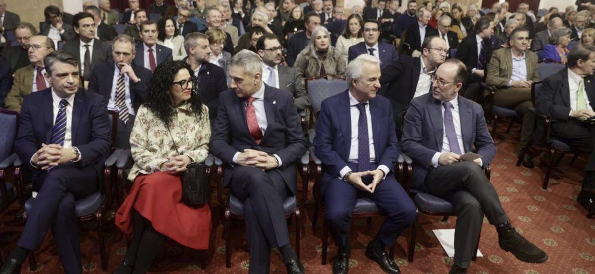 Por la izquierda, Juan Carlos Campo, Vanessa Gutiérrez, Jesús Moreno del Valle, Jesús María Chamorro y Mario Arias en la primera fila, antes del inicio del acto.  | IRMA COLLÍN