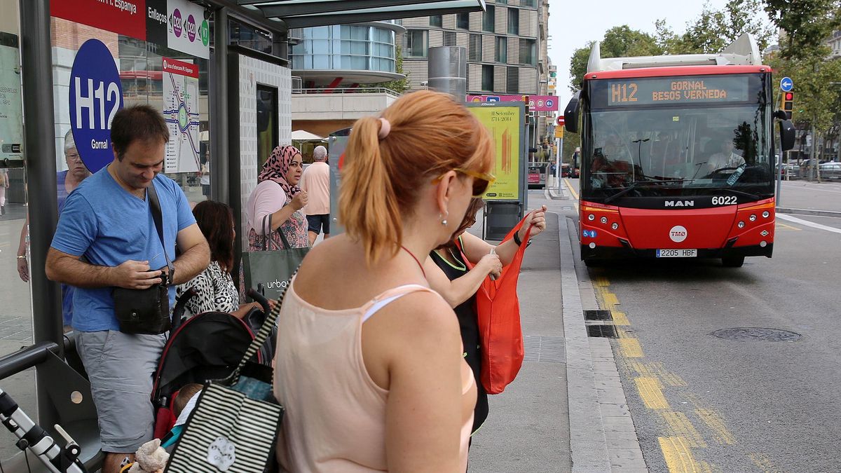 Un bus de TMB de la línea H12, a punto de efectuar una parada.
