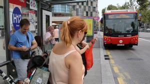 Dos vianants ferits en ser atropellats per un autobús H12 a la Gran Via de Barcelona