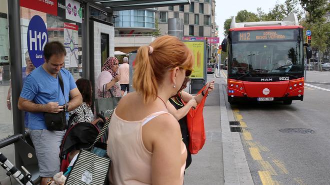 Dos vianants ferits en ser atropellats per un autobús H12 a la Gran Via de Barcelona