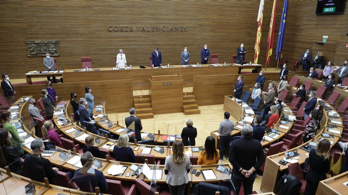 Las Cortes han guardado hoy un minuto de silencio por las mujeres víctimas de violencia machista.