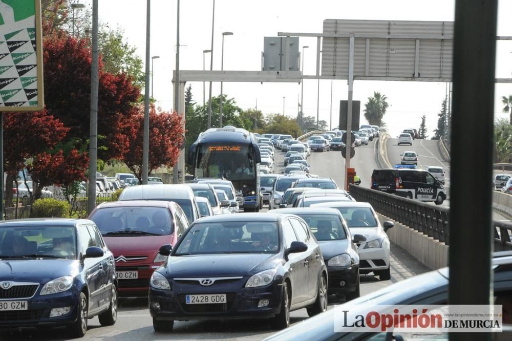 Atascos en Murcia por la protesta de los agricultores en sus tractores