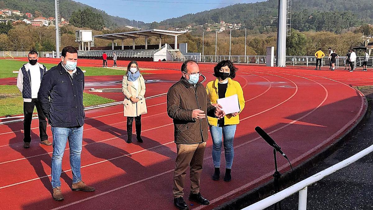 Cubela, Sotelo y Estévez, en primer término, durante la visita de ayer al estadio de atletismo. |   // G.NÚÑEZ