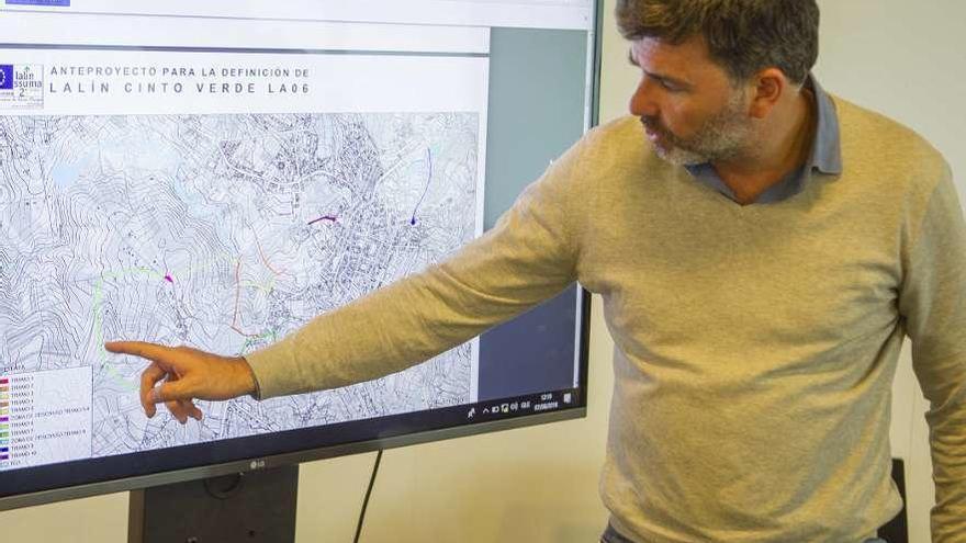 Nicolás González Casares, con uno de los mapas de los caminos afectados. // Bernabé/Ana Agra