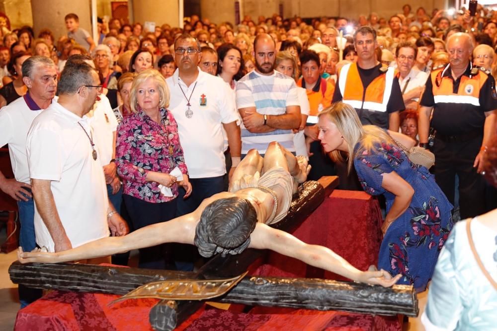 Cientos de vigueses le rindieron tributo al Cristo de la Victoria después de que una veintena de costaleros lo bajasen a hombros.