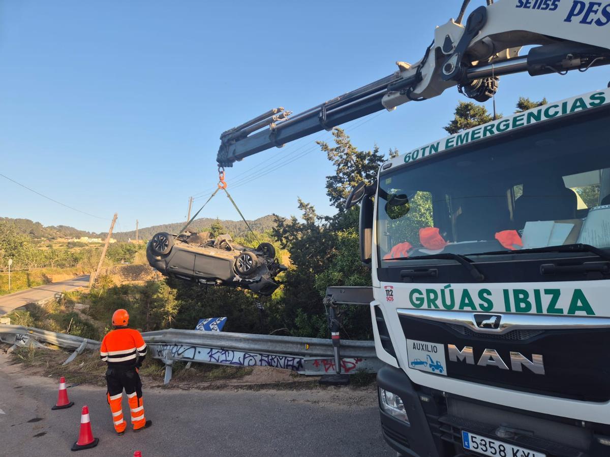 Un coche se sale de la vía en la carretera de Comte en Ibiza