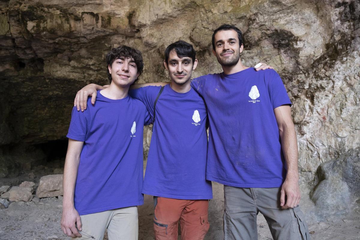 Oriol Casals, Paulo Duñó i Rubén Lorente, participants de les excavacions a la Cova de les Teixoneres