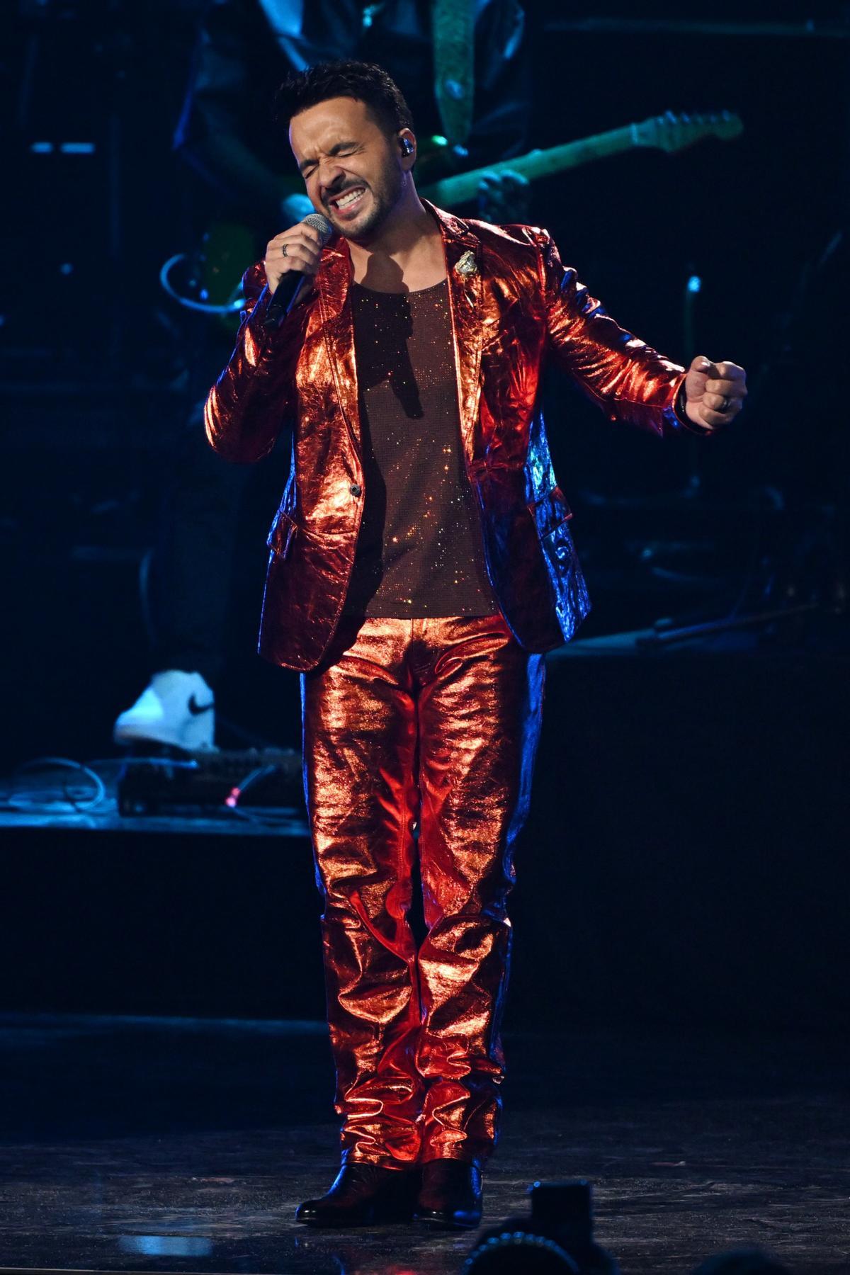 Luis Fonsi ofreció una actuación en los Latin Grammy.jpg