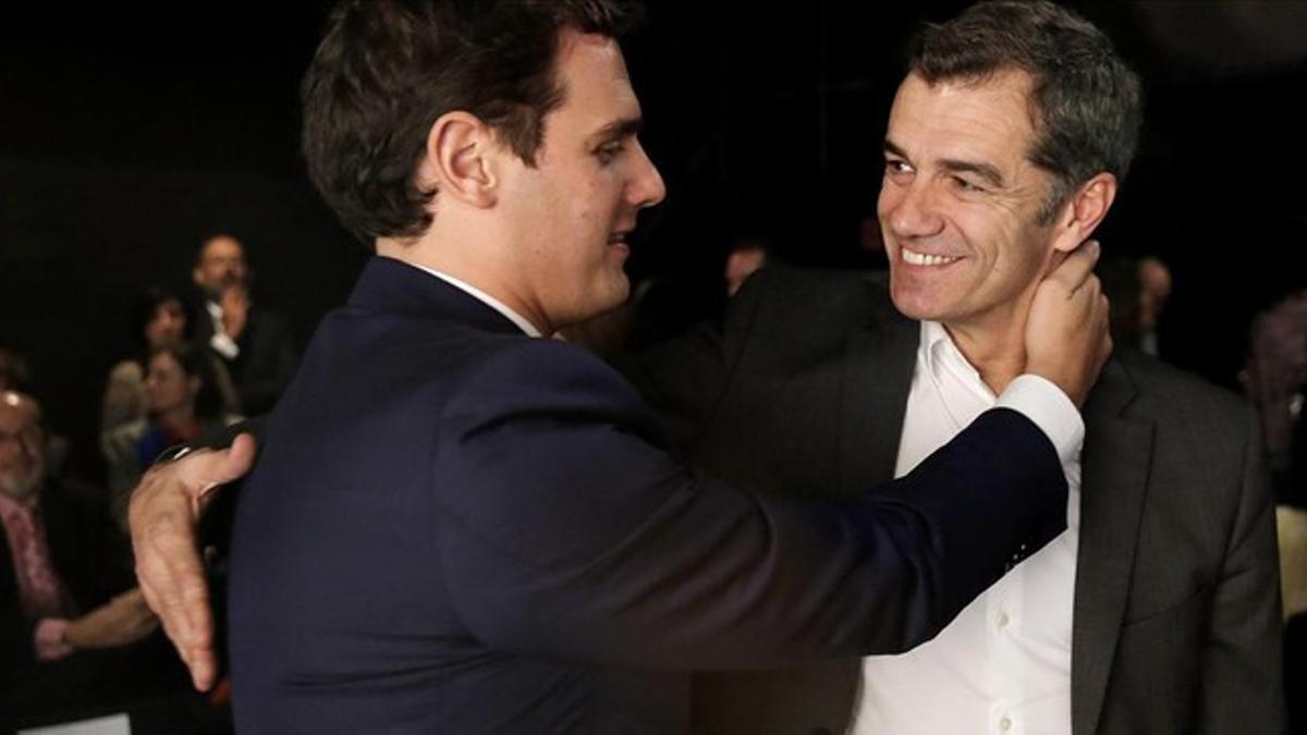 Albert Rivera saluda a Toni Cantó, este miércoles, durante un acto en Madrid.