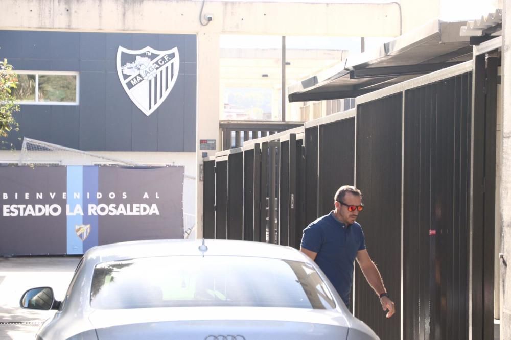 Desde las 9h de la mañana, jugadores, cuerpo técnico y personal del Málaga CF han ido pasando por el estadio de La Rosaleda para someterse a las pruebas de detección del Covid-19.