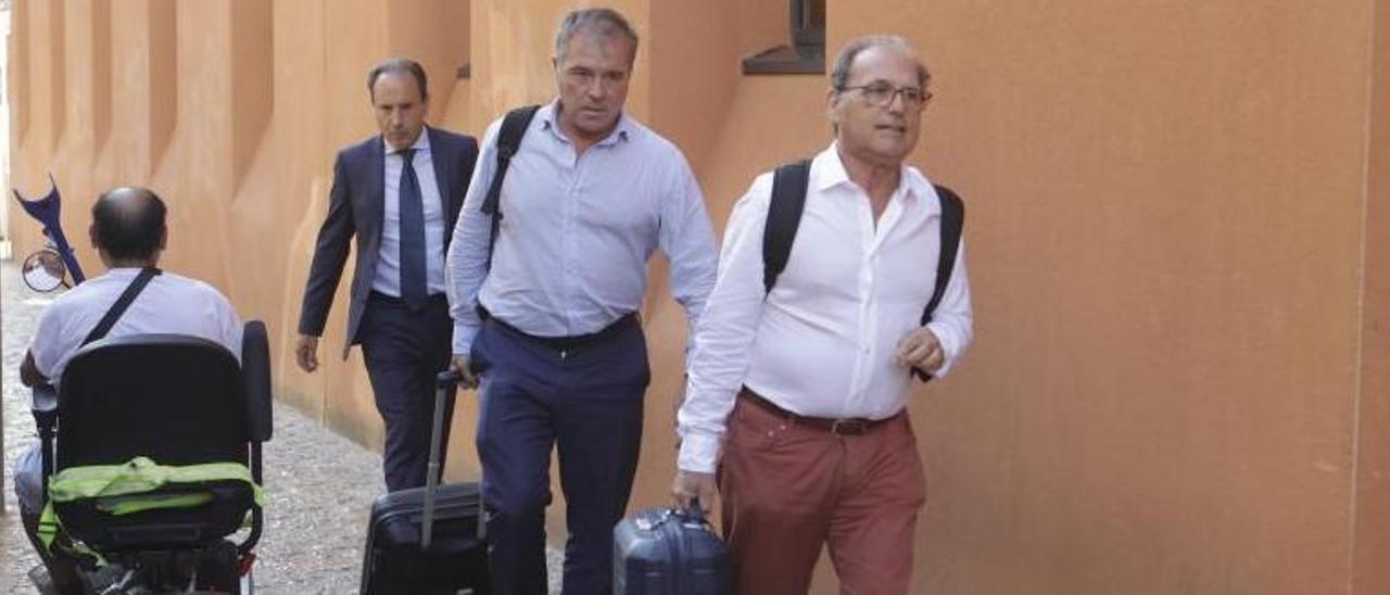 Los fiscales Tomás Herranz y Fernando Bermejo, en los juzgados de sa Gerreria, en Palma. | ENRIQUE CALVO