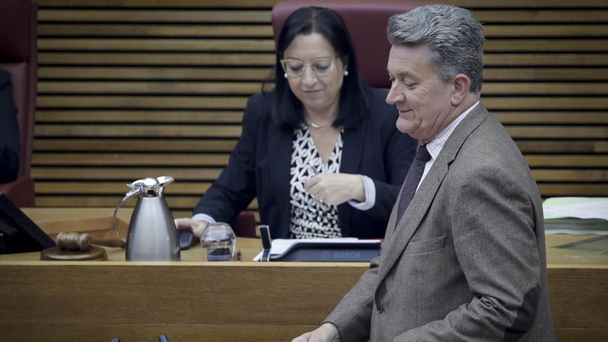 El conseller de Medio Ambiente, Vicent Martínez Mus, explica la ley de Costas en las Corts.
