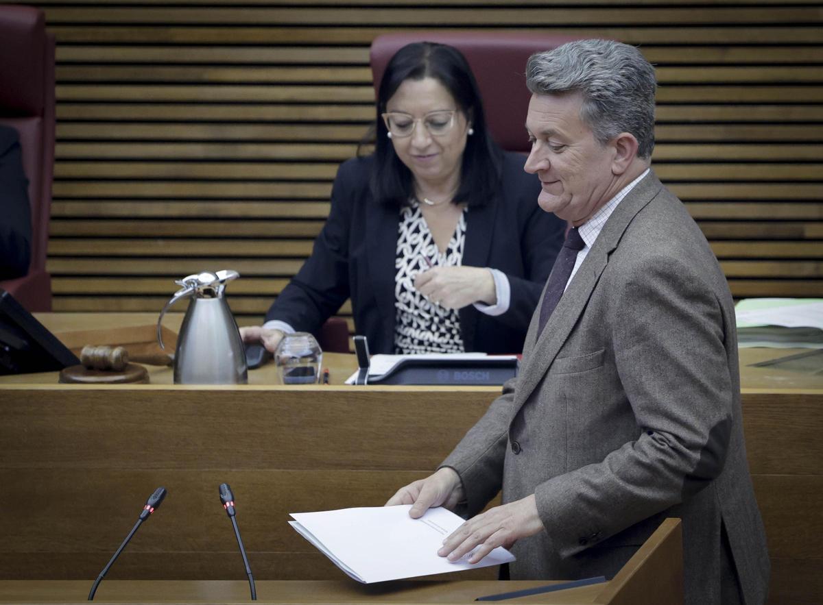 El conseller de Medio Ambiente, Vicent Martínez Mus, explica la ley de Costas en las Corts.