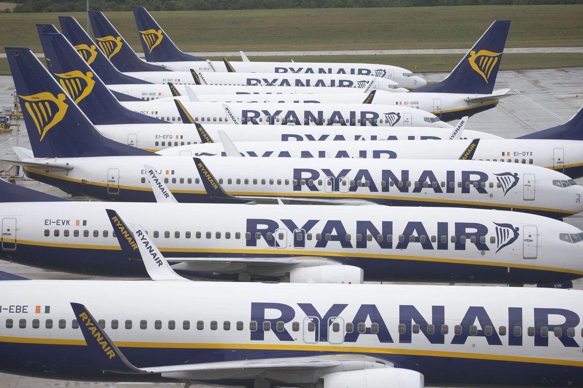 Aviones de Ryanair aparcados en un aeropuerto. 