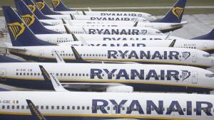 Aviones de Ryanair aparcados en un aeropuerto. 