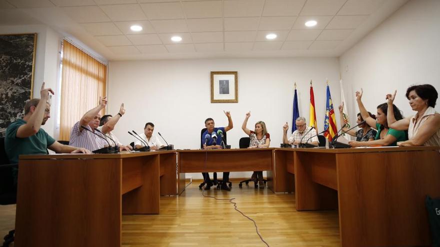 Los concejales de Serra votan la moción para decretar un día de luto oficial. Foto: Fernando Bustamante