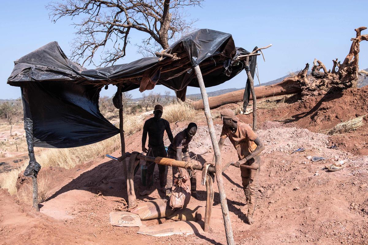 La minería artesanal de oro en Senegal. Karakaene y Bantakokouta son sitios de extracción de oro en el sureste de Senegal