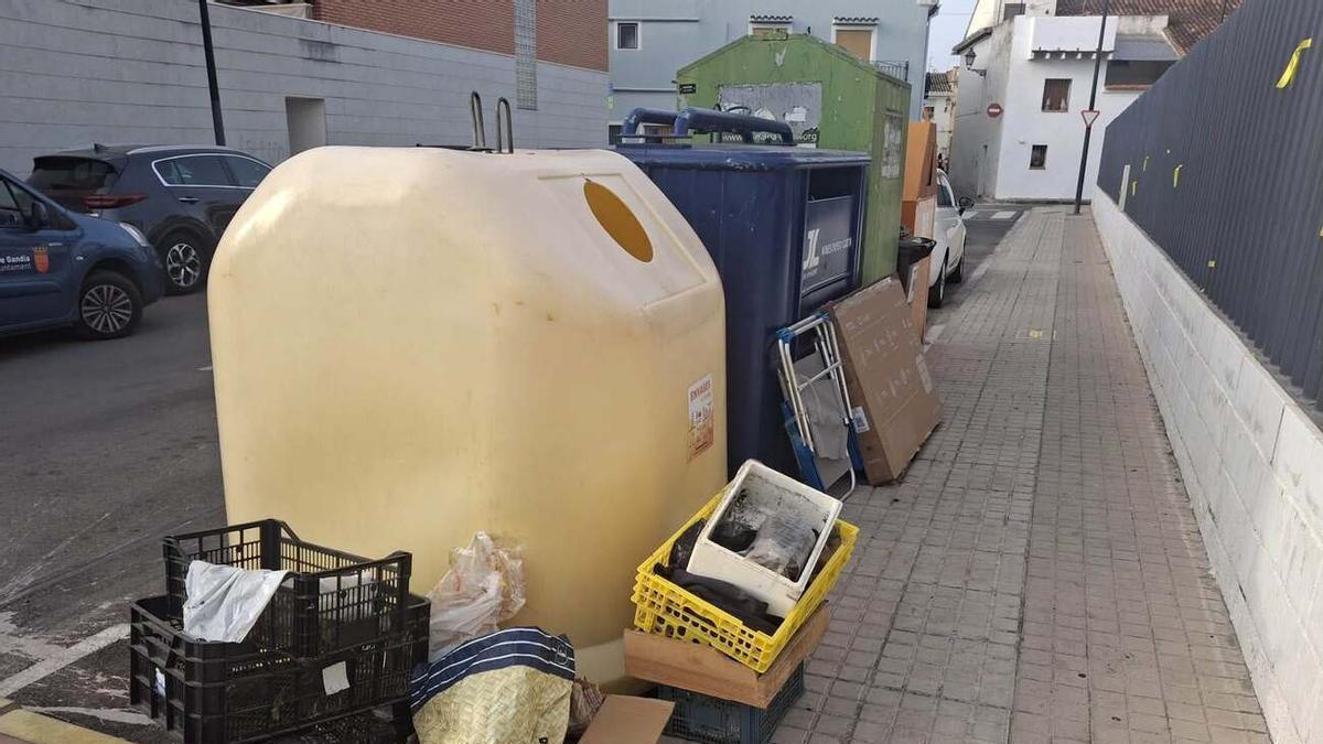 Residuos acumulados en la calle fuera de los contenedores en el Real de Gandia