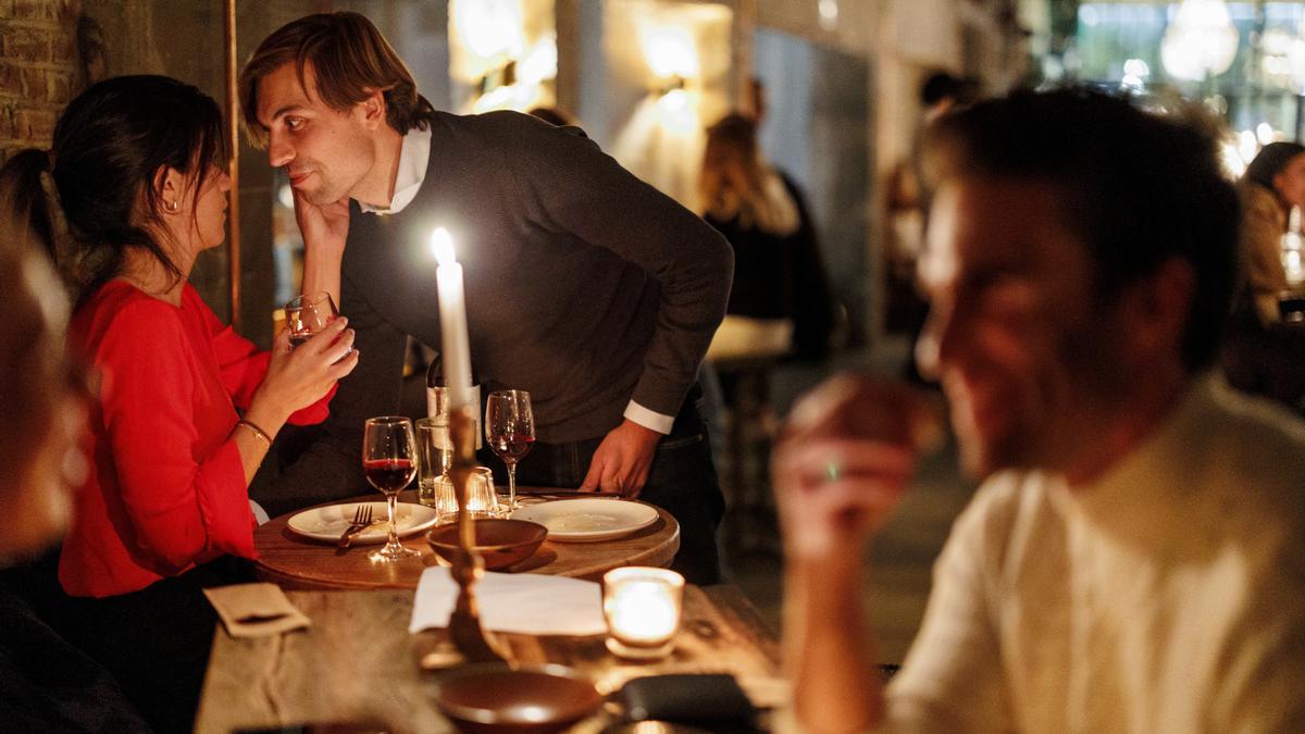 Einmal bitte den Mund aufmachen: Candle-Light-Dinner in einem Restaurant in Belgien