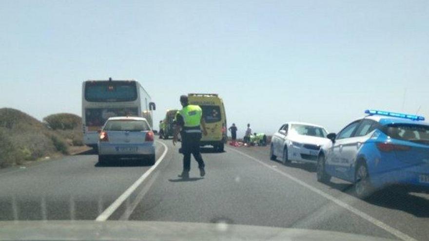 Dos jóvenes en estado grave tras chocar con su moto con un coche