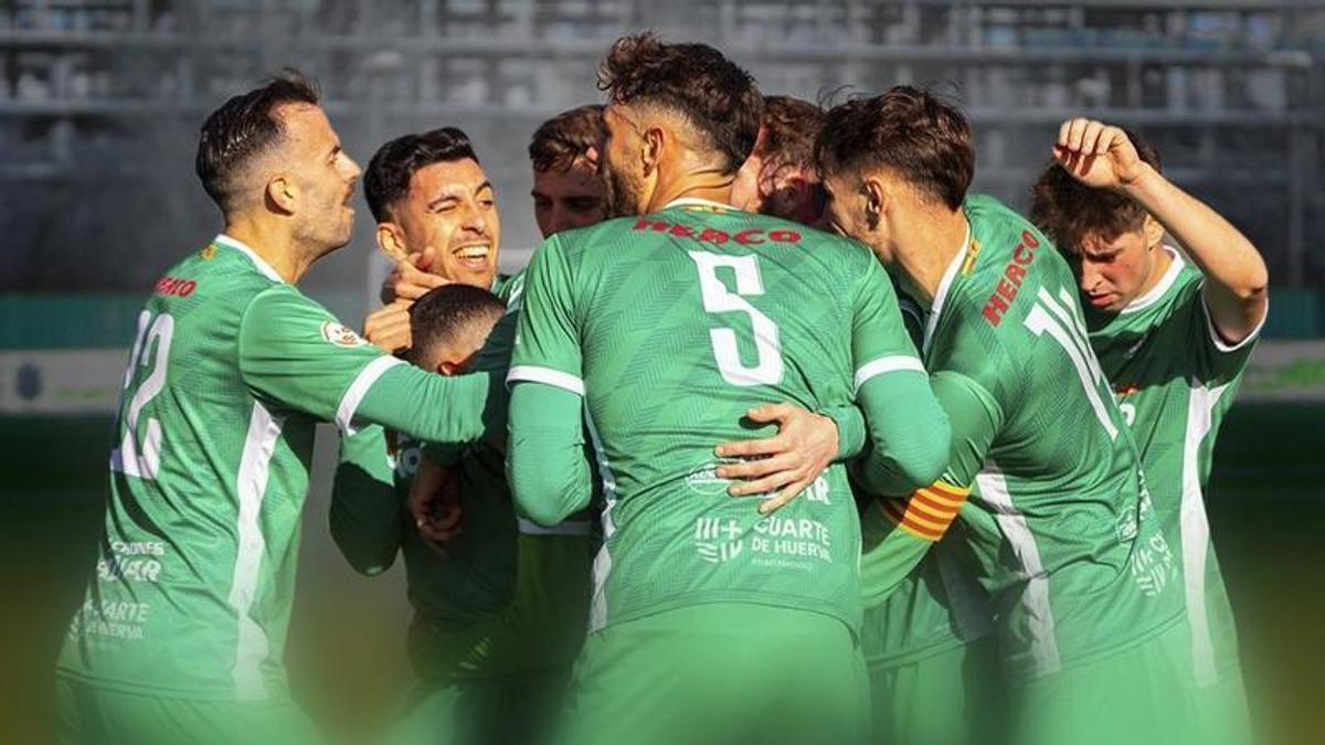 Los jugadores del Cuarte celebran una victoria esta temporada.