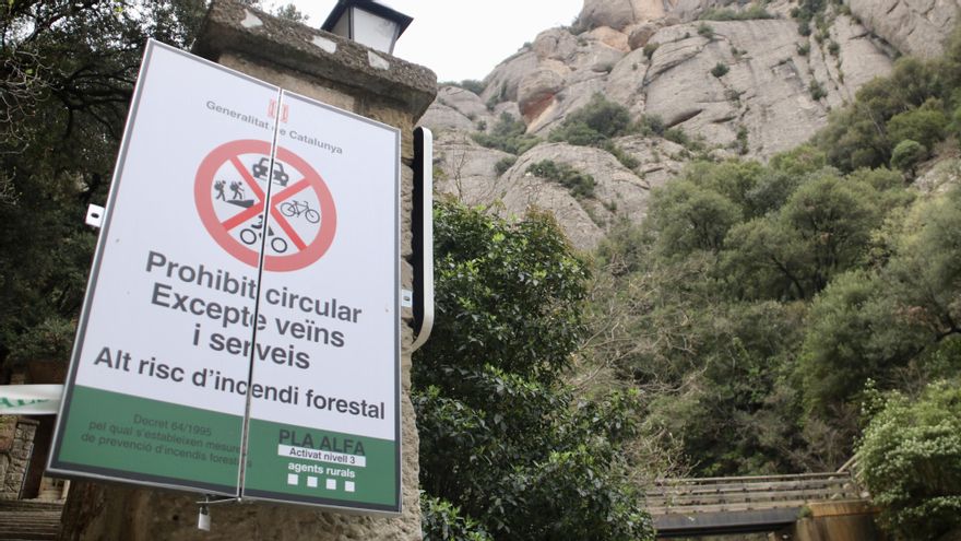 Cartell de prohibició d'accés a la zona natural del massís de Montserrat des de la zona del santuari