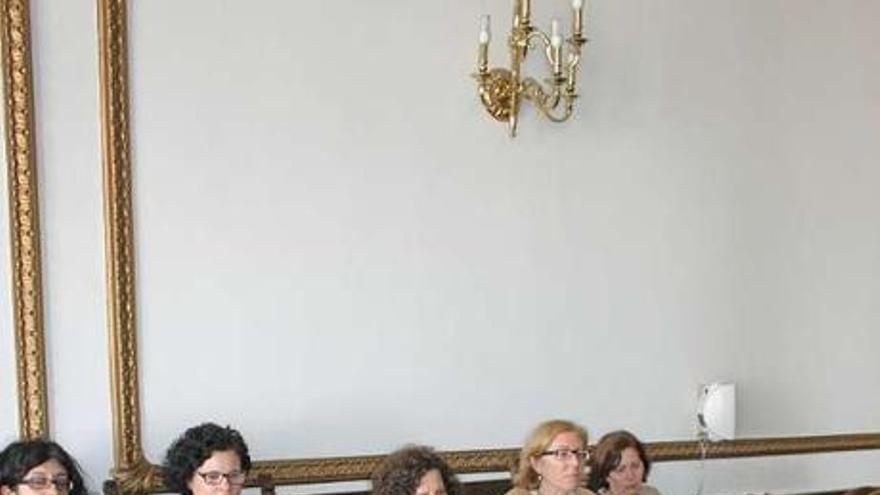 Integrantes del Consello da Muller, durante una reunión.