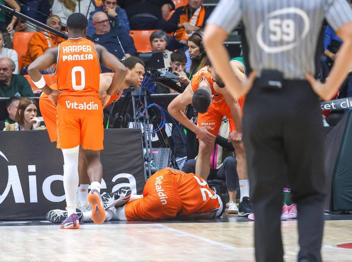 Brandon Davies cae lesionado en La Fonteta