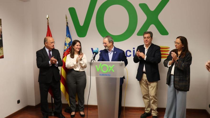 Carlos Flores Juberías, rodeado 
de cargos electos de Vox tras ser 
designado candidato la pasada 
semana.  levante-emv