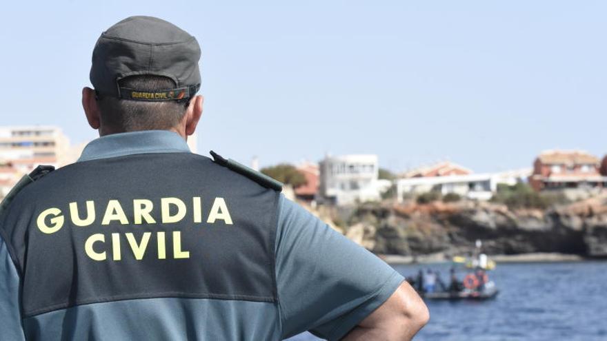 Un agente, de espaldas en una operación en el mar.