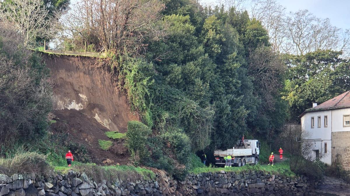 Herida una mujer y su perro tras desplomarse un enorme talud sobre el paseo de Bouzas
