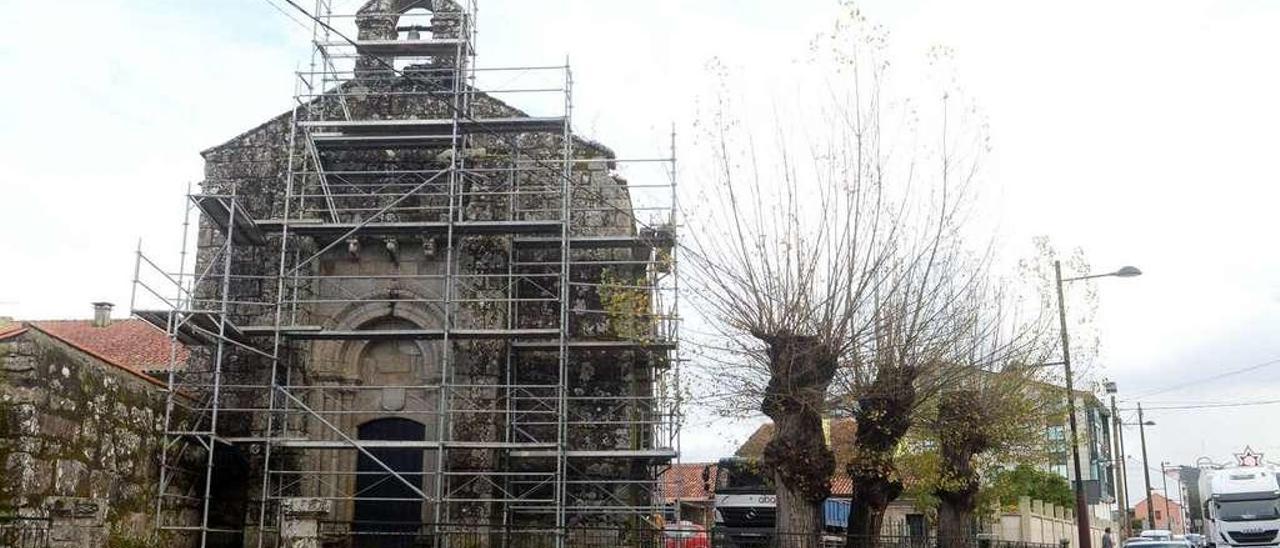 La empresa ya ha instalado los andamios para comenzar con las obras en la capilla de Mosteiro. // Noé Parga