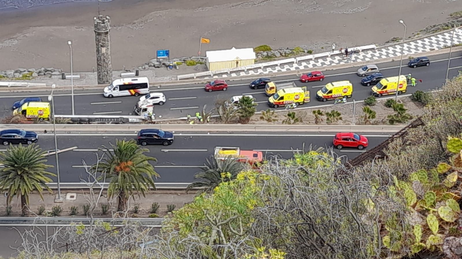 Un camión se salta la mediana acaba en una ladera cerca de La Laja