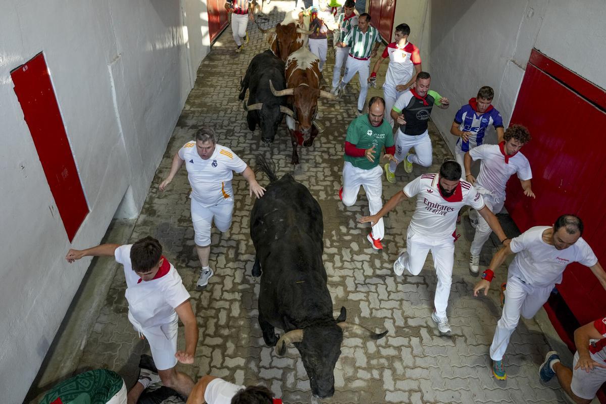 El tercer encierro de los Sanfermines 2026 ha sido rápido y emocionante con bonitas carreras de los corredores. El tercer encierro de los Sanfermines 2026 ha sido rápido y emocionante con bonitas carreras de los corredores.