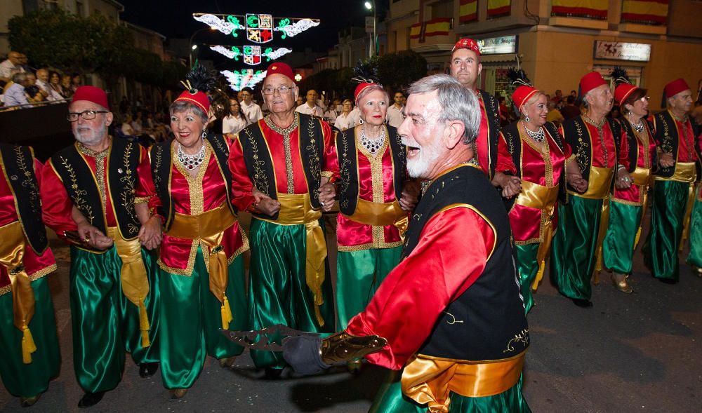 Los festeros tomaron ayer tarde el centro de Agost con una fastuosa Entrada Cristiana que llenó de música y fiesta las calles.