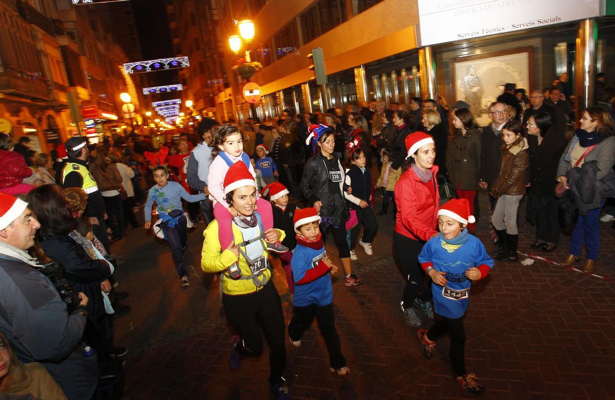 Las vestimentas de Papá Noel y otros divertidos vestuarios abundan en la última carrera del año.