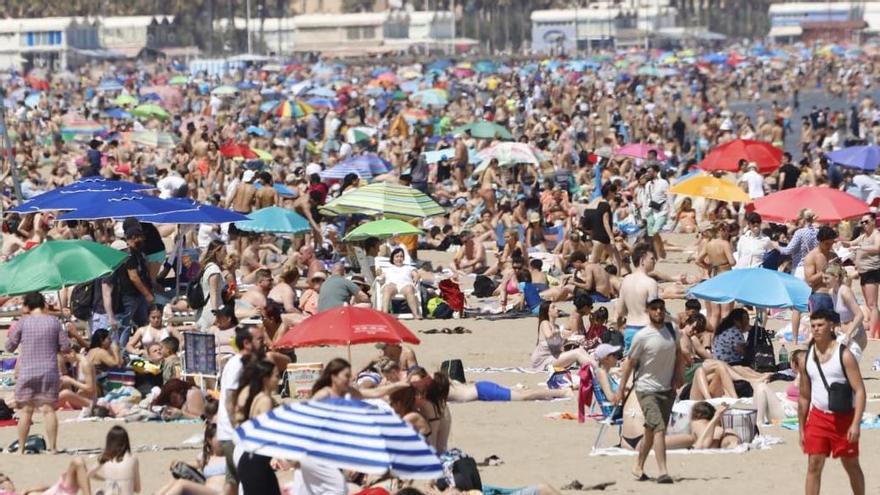 Una nueva jornada de calor llena las playas