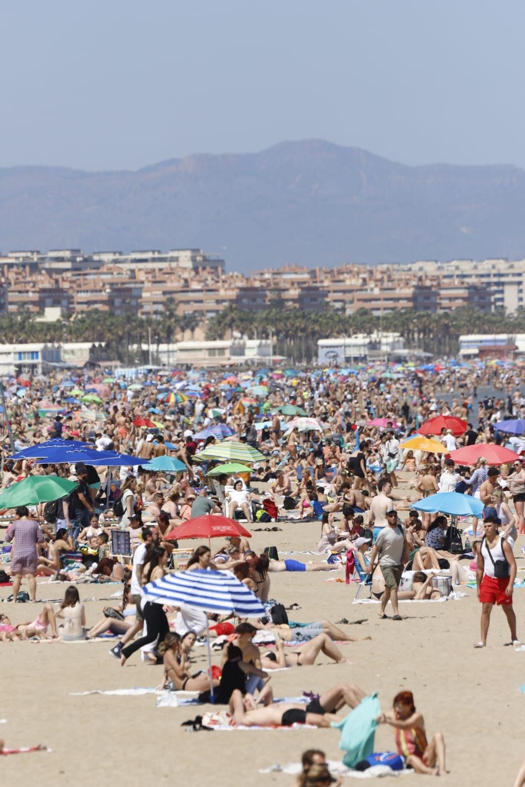 Una nueva jornada de calor llena las playas