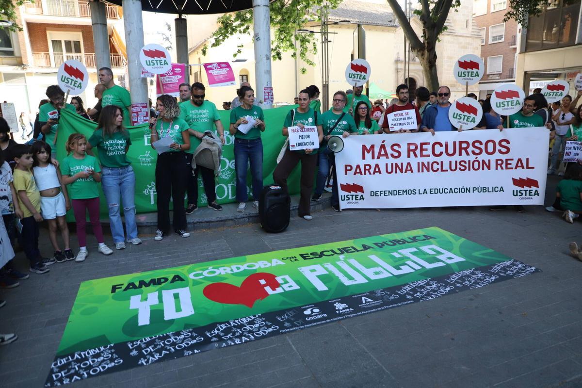 Concentración en Gran Capitán a favor y defensa del La educación pública convocada por USTEA Y FAMPA