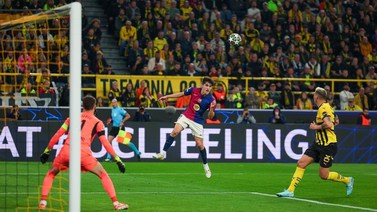 Cubars赤 rematando un bal車n ante el Dortmund